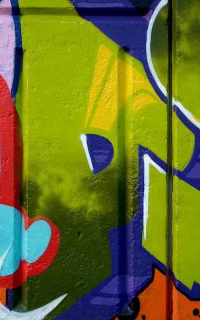 El colorido fondo de la pintura de graffiti con brillantes contornos de aerosol en la pared de la vieja escuela