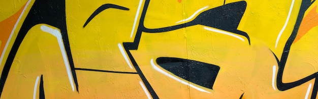 El colorido fondo de la pintura de graffiti con brillantes contornos de aerosol en la pared de la vieja escuela