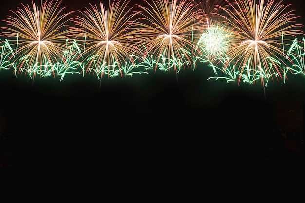 Colorido de fuegos artificiales en festival del Año Nuevo del día de fiesta en el cielo negro.