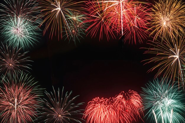 Colorido de fuegos artificiales en festival del Año Nuevo del día de fiesta en el cielo negro.