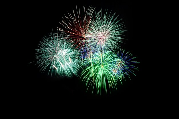 Colorido de fuegos artificiales en festival del Año Nuevo del día de fiesta en el cielo negro.