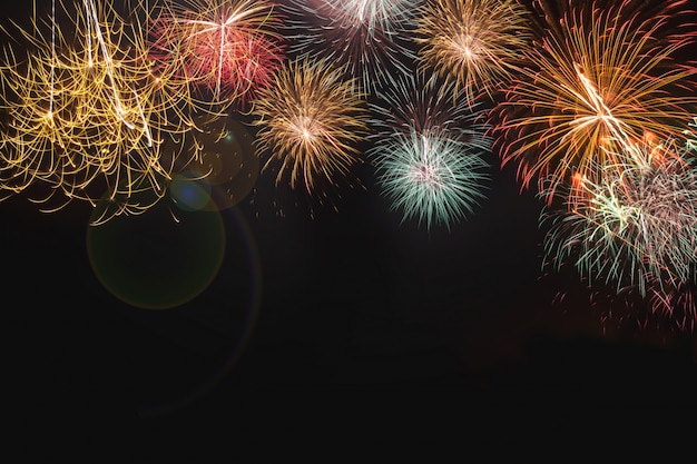 Colorido de fuegos artificiales en festival del Año Nuevo del día de fiesta en el cielo negro.