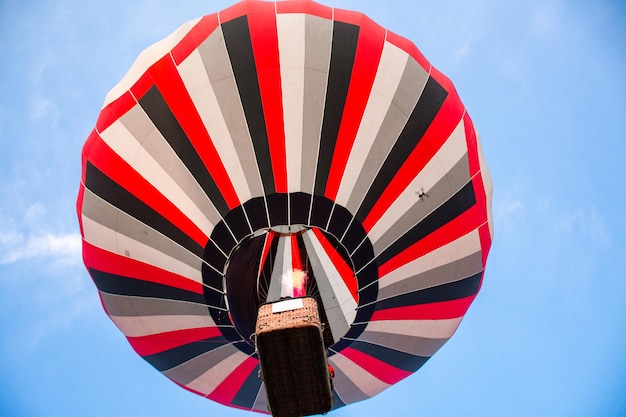 Colorido globo aerostático en el cielo desde abajo