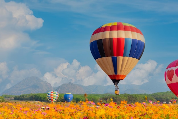 Colorido globo aerostático volando en el parque natural y jardín. Viaje en Tailandia y actividad de aventura al aire libre.