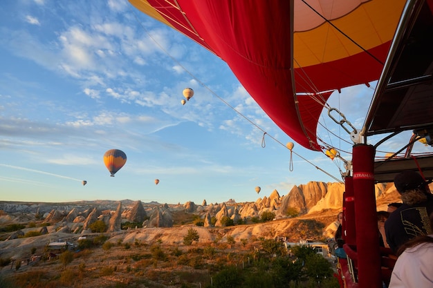 Colorido globo aerostático volando sobre Capadocia Turquía