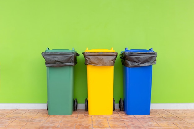 Foto colorido grupo de contenedores de reciclaje verde, contenedores de basura con bolsas de basura