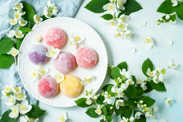 Colorido helado japonés Mochi en masa de arroz.