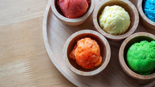 Foto un colorido helado en una mesa de madera