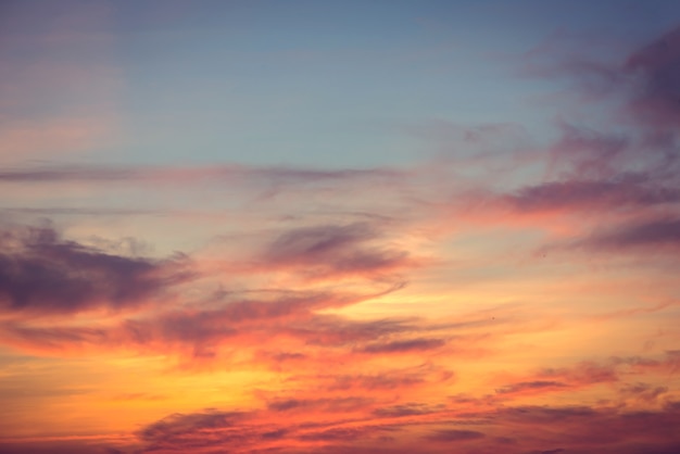 Colorido hermoso cielo azul con fondo de formación de nubes