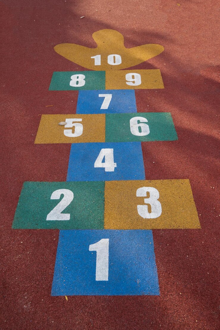 colorido hopscotch en un patio de recreo de niños preescolar juego para niños pequeños