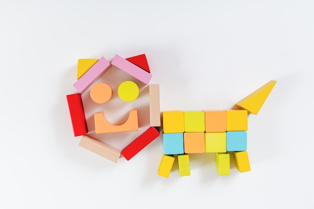 Colorido juego de construcción de madera para niños Figura de gato o perro Fondo blanco Endecha plana