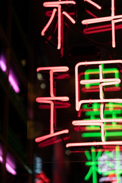 Colorido letrero de neón para el diseño interior de un café asiático o un restaurante chino con iluminación asiática