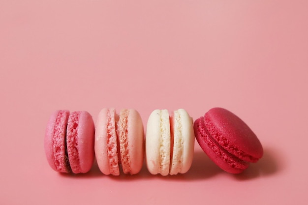 Foto colorido de macarrones franceses dulces sobre fondo de color pastel, espacio de copia.