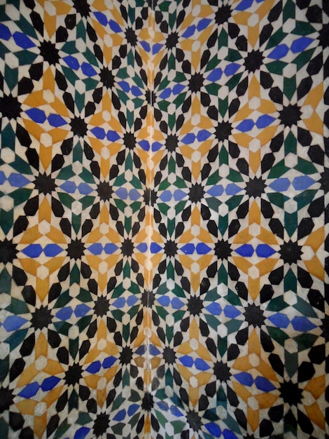 Colorido mosaico de estilo morisco en el Real Alcázar de Sevilla en España, fondo