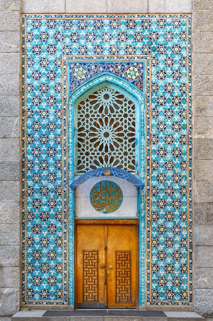 Colorido mosaico tradicional azul y turquesa que decora la mezquita. Adorno oriental en la fachada de la Cúpula musulmana. Mezquita en San Petersburgo, Rusia. Cultura y religión oriental.