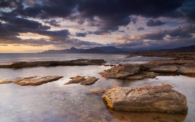 Colorido paisaje marino de verano. costa rocosa al atardecer