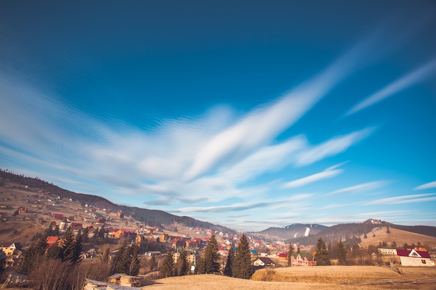 Colorido paisaje otoñal en el pueblo de montaña. Cielo azul dramático y pintoresco. Bukovel, Cárpatos, Ucrania, Europa. Explorando el mundo de la belleza