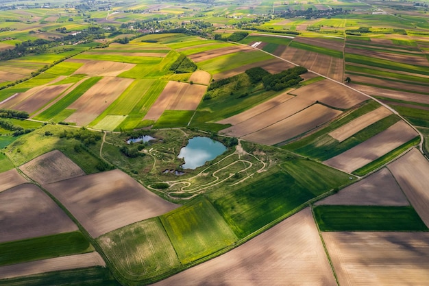 Colorido paisaje de tierras de cultivo y agricultura en Polonia en Spring Aerial Drone View