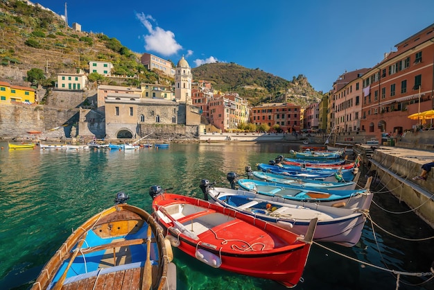 Colorido paisaje urbano de edificios sobre el mar Mediterráneo Europa Cinque Terre en Italia