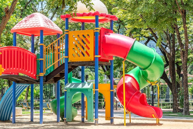 Colorido parque infantil al aire libre en el parque