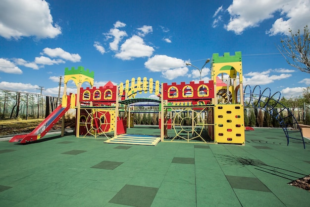 Foto colorido parque infantil en el patio en el parque