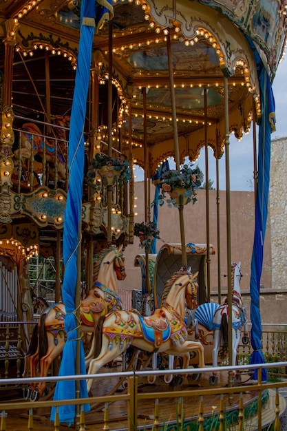 Colorido paseo en carrusel con caballos de madera en un pueblo italiano Val'Quirico Puebla México