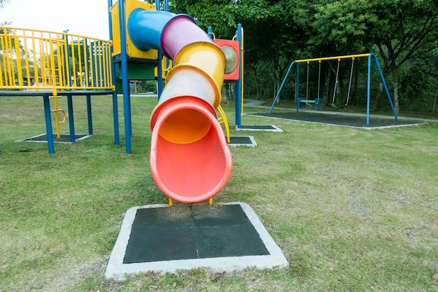 colorido patio deslizante niños en parque público