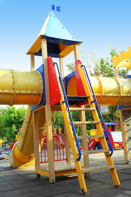 Foto colorido patio de recreo para niños en el parque