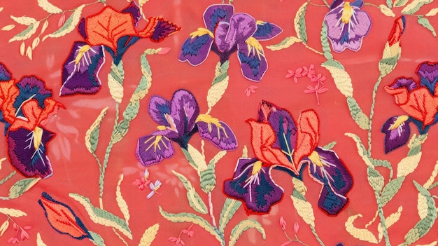 Un colorido patrón de tela floral con detalles bordados