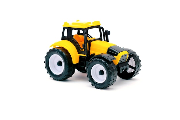 Colorido pequeño mini camión tractor de plástico amarillo camión coche juguete aislado sobre fondo blanco maqueta con espacio de copia juguetes para niños desarrollo infantil jugando diversión infantil