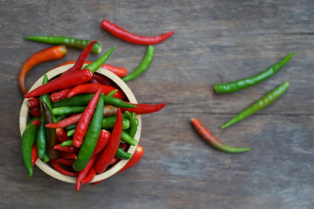 Colorido picante picante fresco en un tazón de alimentos crudos e ingredientes en la cocina para el estilo de comida tailandesa