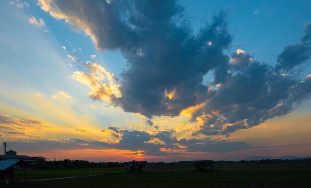 Colorido pôr do sol e nascer do sol com nuvens Cor azul e laranja da natureza Muitas nuvens brancas no céu azul O tempo está claro hoje pôr do sol nas nuvens O céu é crepúsculo