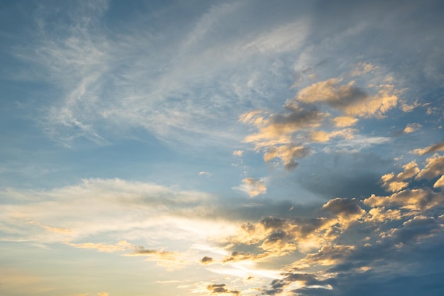 Colorido pôr do sol e nascer do sol com nuvens Cor azul e laranja da natureza Muitas nuvens brancas no céu azul O tempo está claro hoje pôr do sol nas nuvens O céu é crepúsculo