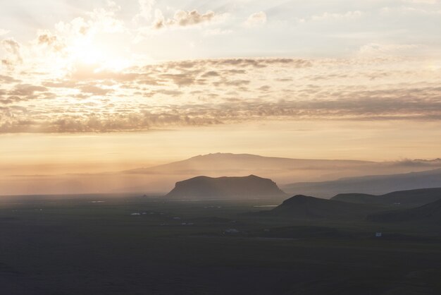 Colorido pôr do sol sobre as montanhas. vistas fantásticas da paisagem na islândia.