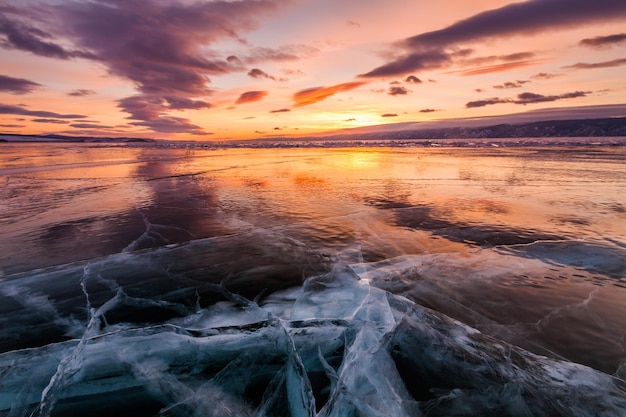 Colorido pôr do sol sobre o gelo de cristal do lago Baikal