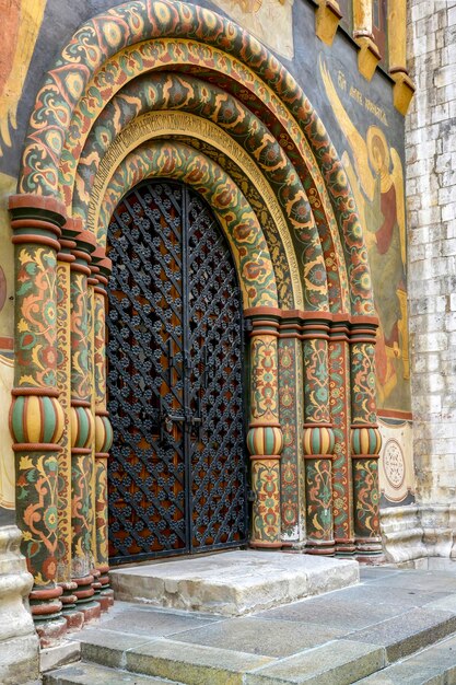 El colorido portal de entrada de la antigua iglesia cristiana ortodoxa en el Kremlin de Moscú