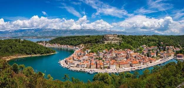 Colorido pueblo antiguo de Novigrad en el condado de Istria de Croacia con río azul y puerto