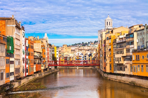 colorido pueblo cerca de barcelona