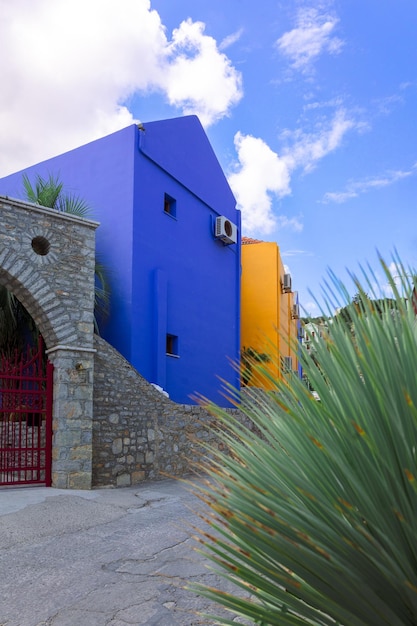 Colorido pueblo pesquero de Symi con coloridas casas y puertas macetas en la isla de Symi en Grecia