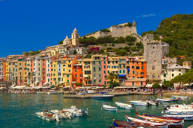 Colorido puerto pintoresco de la iglesia de San Lorenzo de Porto Venere y el castillo de Doria en el fondo La Spezia Liguria Italia