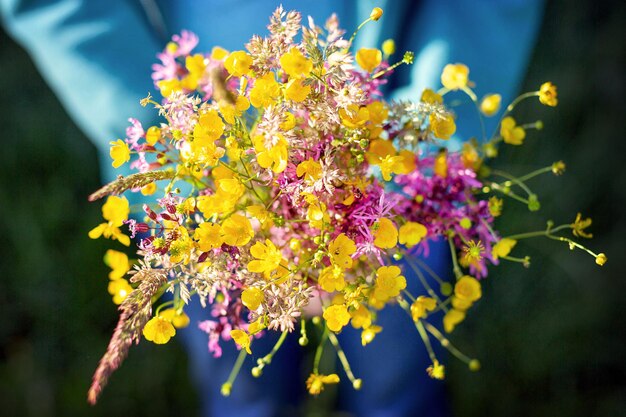 Colorido ramo de flores de un campo