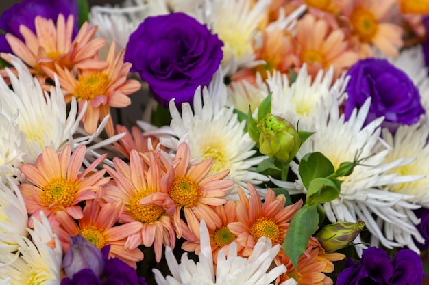 colorido ramo de flores en el mercado al aire libre. ambiente típico de flor