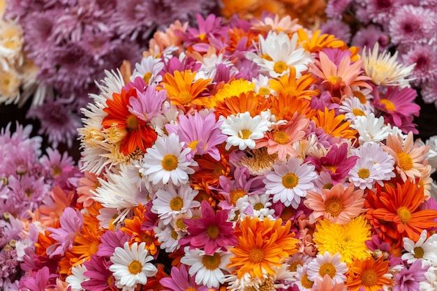 colorido ramo de flores en el mercado al aire libre. ambiente típico de flor