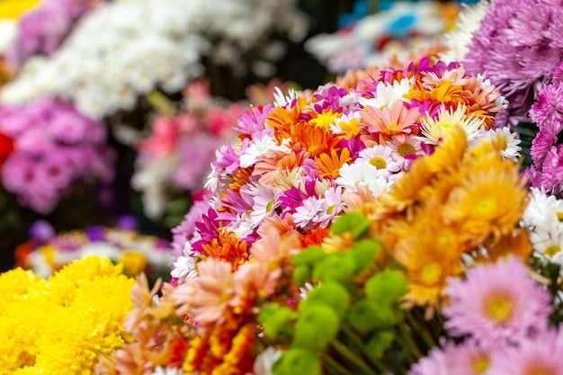 Colorido ramo de flores en el mercado al aire libre