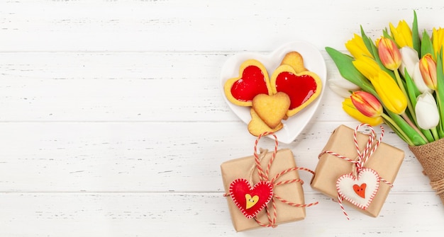 Colorido ramo de flores de tulipán galletas y regalos en forma de corazón