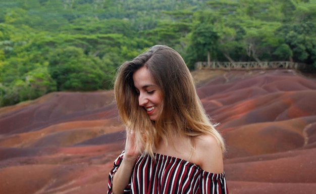 Colorido retrato de mujer joven en Chamarel tierra de siete colores