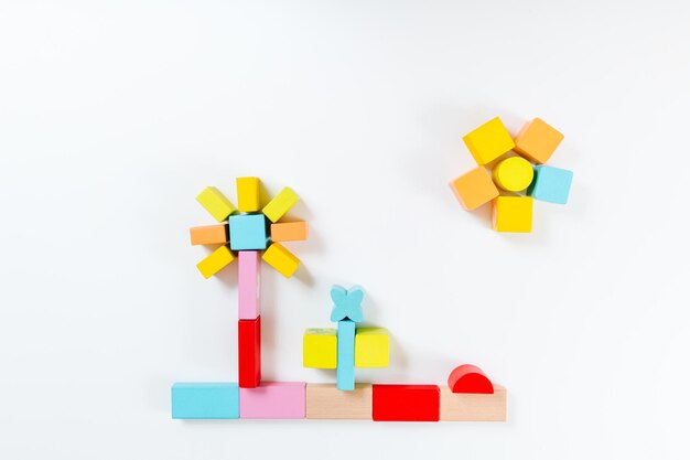 Colorido set de construcción infantil de madera Flores y sol figura Fondo blanco Vista superior