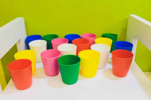 colorido y textura de la fila de vasos de plástico