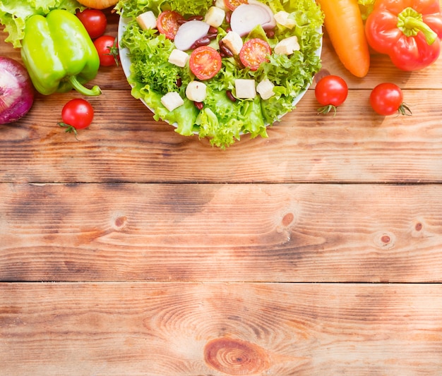 Foto colorido de verduras orgánicas frescas y ensalada para cocinar la dieta y la comida sana. cornucopia de la cosecha de otoño.