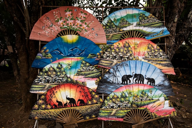 Coloridos abanicos tradicionales tailandeses a la venta en el taller de Chiang Mai, Tailandia